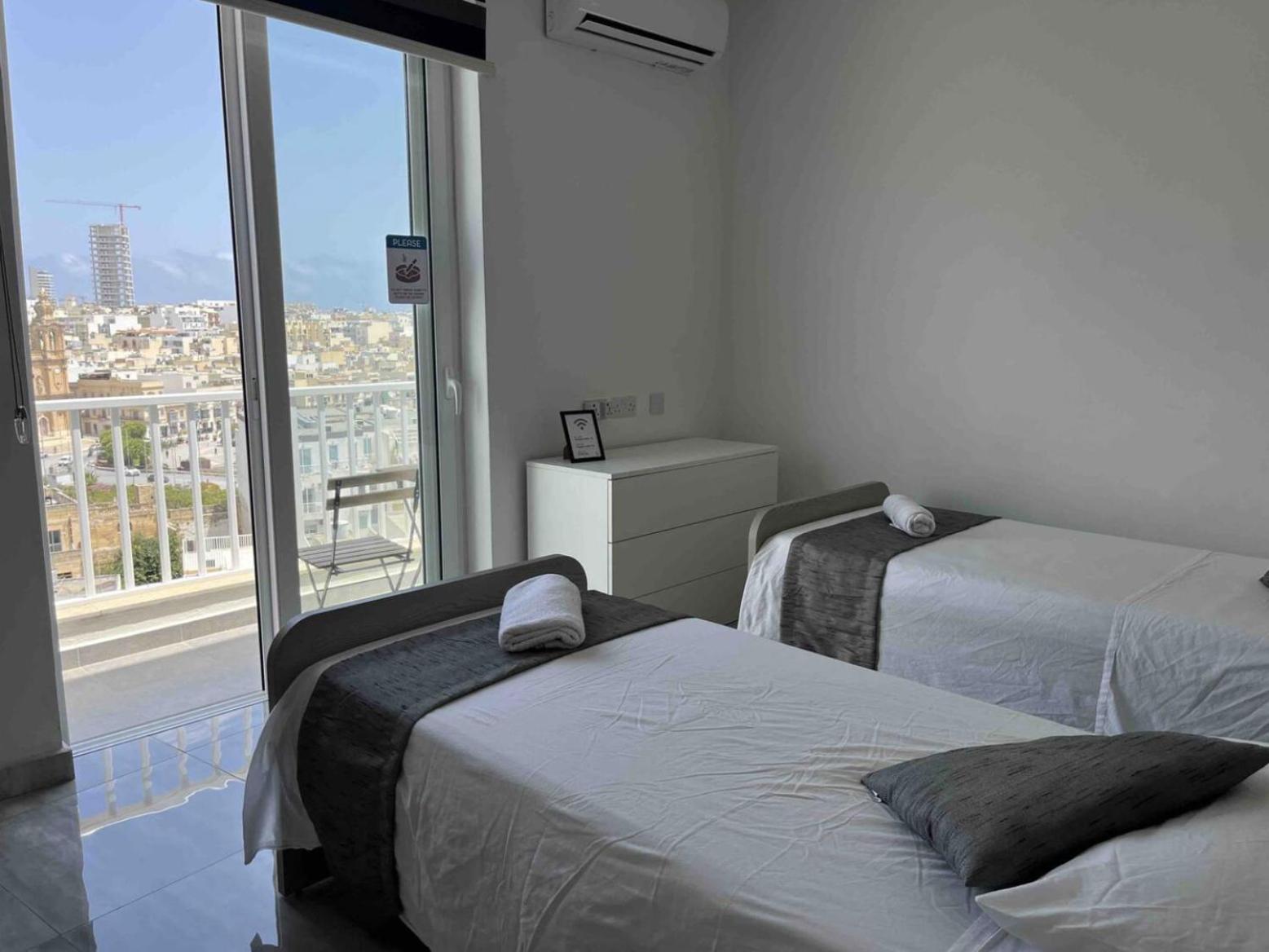F12 Room 1, Private Room Two Single Beds Shared Bathroom In Shared Flat Мсида Экстерьер фото
